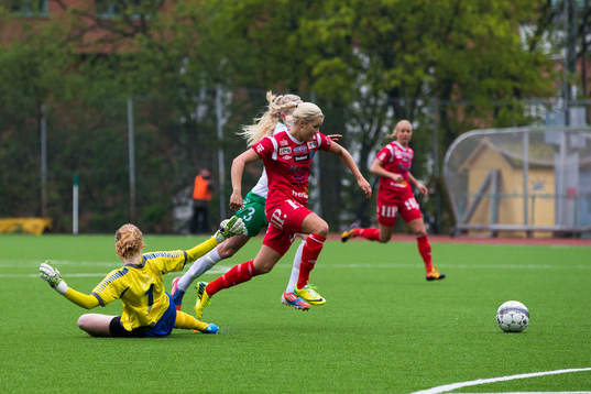Halmias Amanda Johnsson Haahr tar sig förbi Hammarbys