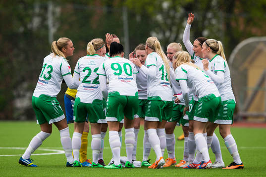 Hammarbys spelare peppar varann innan fotbollsmatchen i