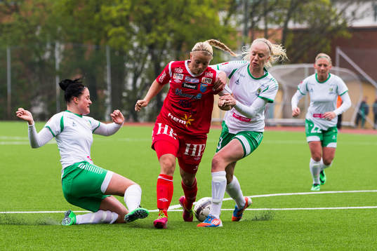 Halmias Jessica Jingblad (m) stoppas av Hammarbys Sigrid
