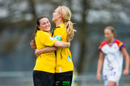 Ältas  Elin Ekblom-Bak gör 1-0 och gratuleras av Anna