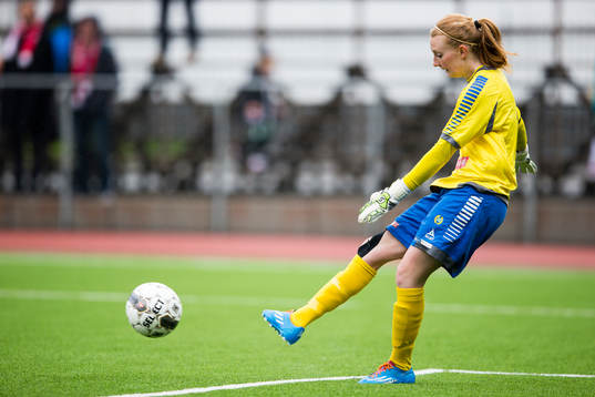 Hammarbys målvakt Emelie Ekman med en utspark