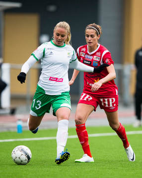 Hammarbys Petronella Ekroth i kamp om bollen med Halmias