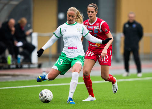 Hammarbys Petronella Ekroth i kamp om bollen med Halmias