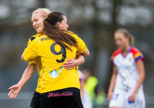 Ältas  Elin Ekblom-Bak gör 1-0 och gratuleras av Anna
