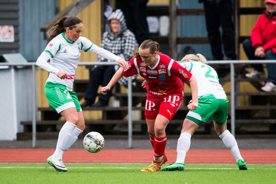 Halmias Catarina Nilsson (m) i kamp om bollen med Hammarbys