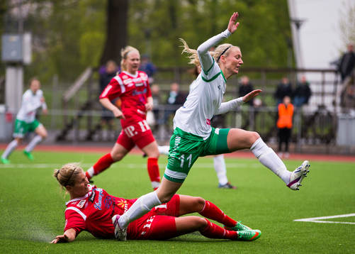 Halmias Tilda Bengtsson stoppar Hammarbys Greta Holmberg
