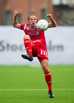 Halmias Wendela Wedenryd tar ner bollen