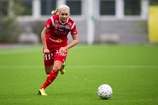 Halmias Amanda Johnsson Haahr  med bollen