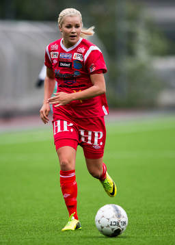 Halmias Amanda Johnsson Haahr  med bollen