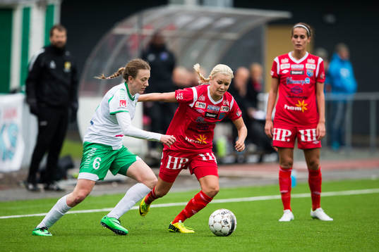 Hammarbys Olga Ekblom i kamp om bollen med Halmias Amanda