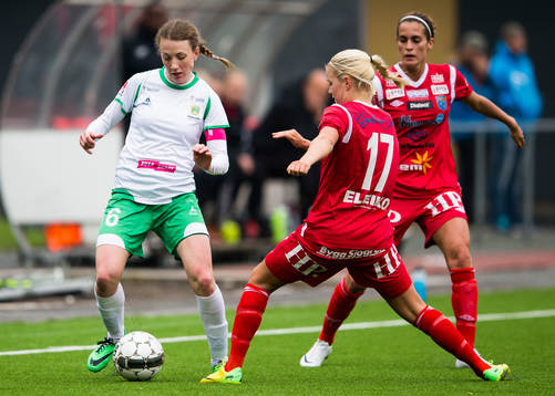 Hammarbys Olga Ekblom i kamp om bollen med Halmias Amanda