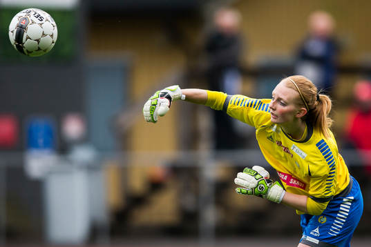 Hammarbys målvakt Emelie Ekman med ett utkast