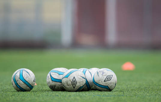 Bollar ligger på fotbollsplanen