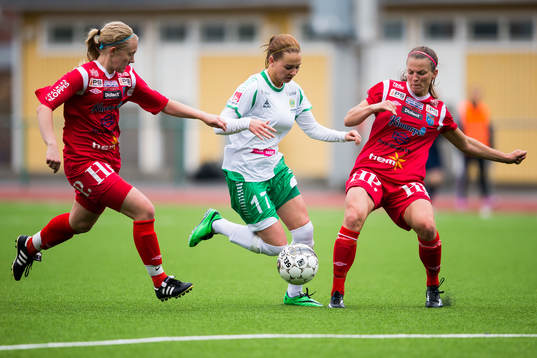 Hammarbys Emma Jansson (m) i kamp om bollen med Halmias