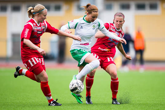 Hammarbys Emma Jansson (m) i kamp om bollen med Halmias