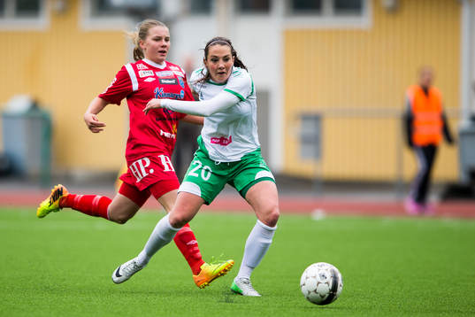Hammarbys Helen Eké jagas av Halmias Ebba Hed