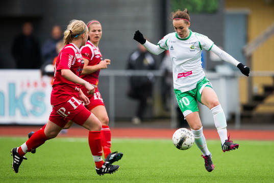 Hammarbys Elina Johansson tar ner bollen