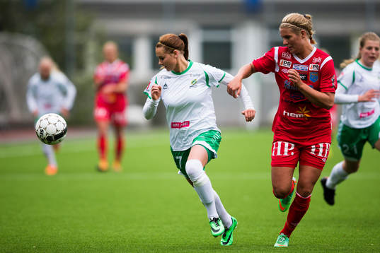Hammarbys Emma Jansson uppvaktas av Halmias Tilda Bengtsson
