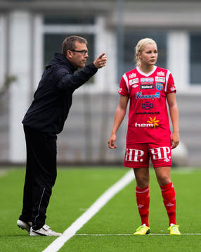 Halmias tränare Håkan Magnusson ger instruktioner till