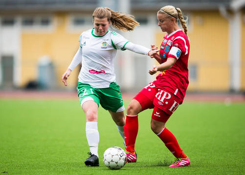 Hammarbys Marie Johansson i kamp om bollen med Halmias