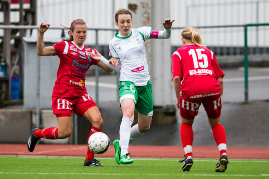 Halmias Wendela Wedenryd och Hammarbys Olga Ekblom i kamp