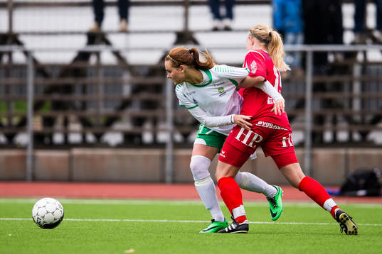 Hammarbys Emma Jansson hålls fast av Halmias Frida Ottosson