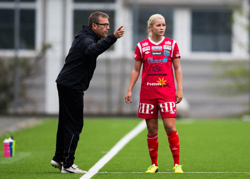 Halmias tränare Håkan Magnusson ger instruktioner till
