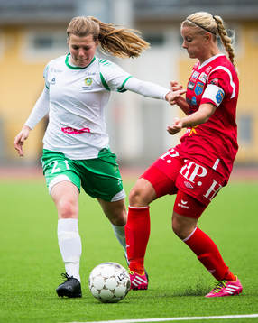 Hammarbys Marie Johansson i kamp om bollen med Halmias