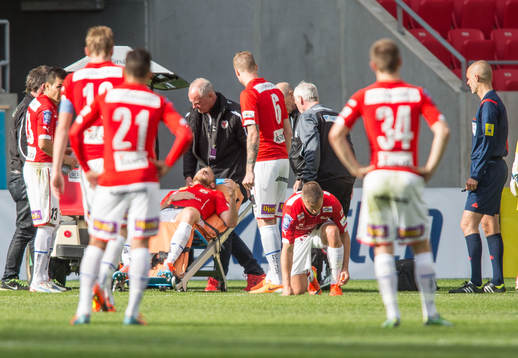 Kalmars Markus Thorbjörnsson blir utkörd på bår