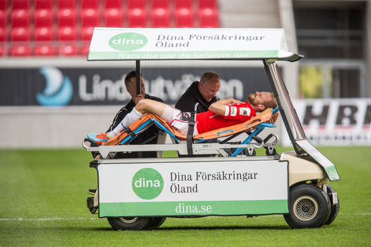 Kalmars Markus Thorbjörnsson blir utkörd på bår