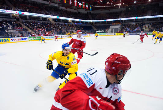 Sveriges Joakim Lindström jagar pucken