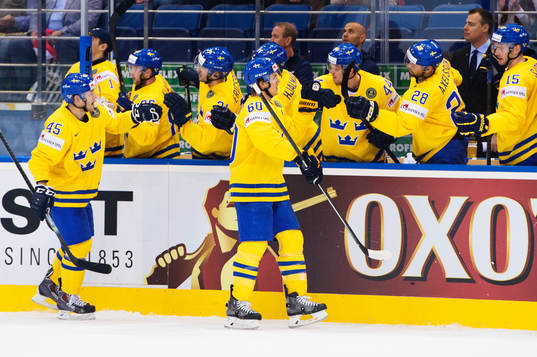 Sveriges Mikael Backlund gratuleras av lagkamrater