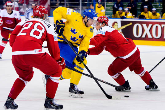 Sveriges Mattias Sjögren tar sig förbi Danmarks Stefan