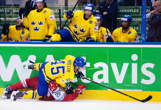 Sveriges Oscar Möller stoppar Danmarks Markus Lauridsen