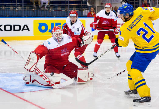 Danmarks målvakt Patrick Galbraith räddar ett skott från