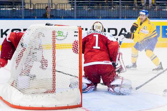 Sveriges Gustav Nyquist gör 3-0 bakom Danmarks målvakt