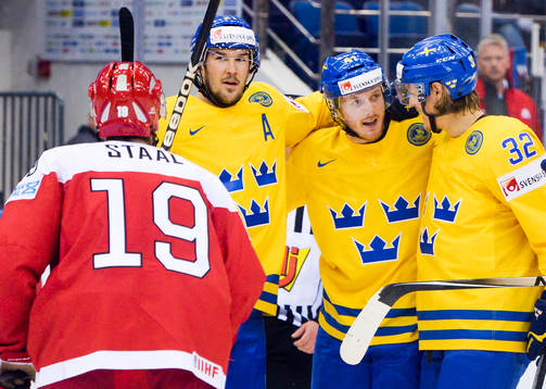 Sveriges Gustav Nyquist jublar med sina lagkamrater