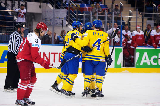 Danmarks Philip Larsen deppar samtidigt som svenska spelare