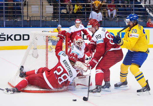 Danmarks Emil Kristensen, målvakt Patrick Galbraith och