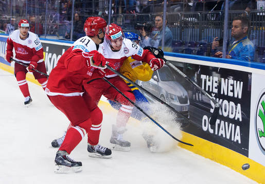 Danmarks Jesper B Jensen och Morten Poulsen försöker att