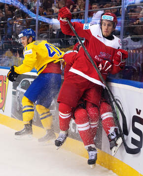 Sveriges Gustav Nyquist undviker en tackling från Danmarks