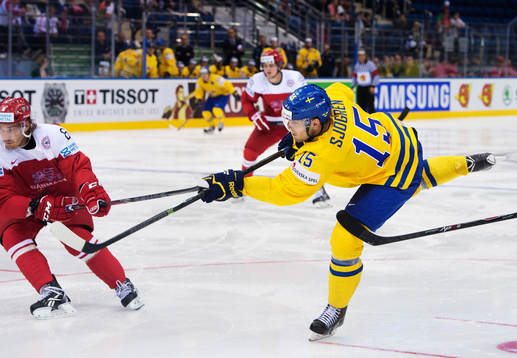 Sveriges Mattias Sjögren skjuter ett skott