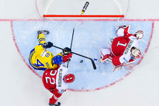 Sveriges Oscar Möller är framme och stör när Danmarks