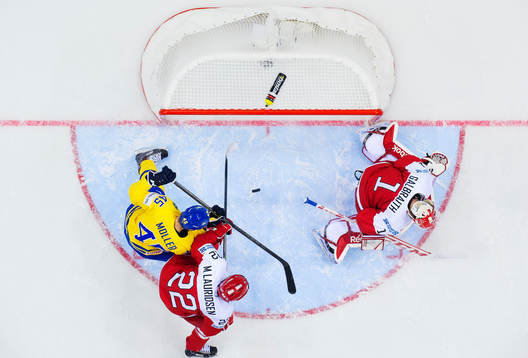 Sveriges Oscar Möller är framme och stör när Danmarks