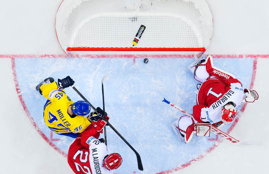 Sveriges Oscar Möller är framme och stör när Danmarks
