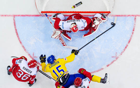 Sveriges Mattias Sjögren oroar framför Danmarks målvakt
