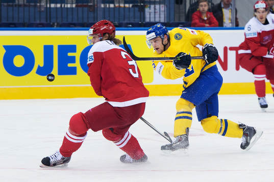 Sveriges Oscar Möller skjuter ett skott