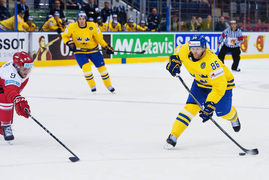 Sveriges Linus Klasen skjuter ett skott