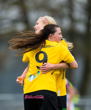 Ältas Elin Ekblom-Bak gör 1-0 och omfamnas av Anna Lechner