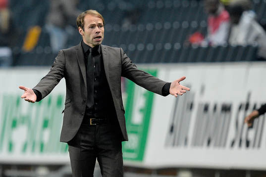 s tränare Andreas Alm är upprörd på domare Bojan